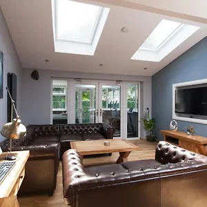  Holiday home Luxury Arthur Seat Viewtownhouse With A Hot Tub United Kingdom